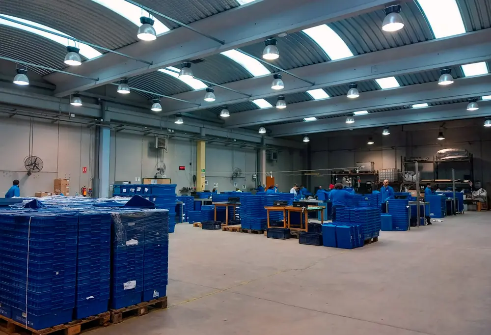 Nau industrial del Centre Especial de Treball, amb persones treballant