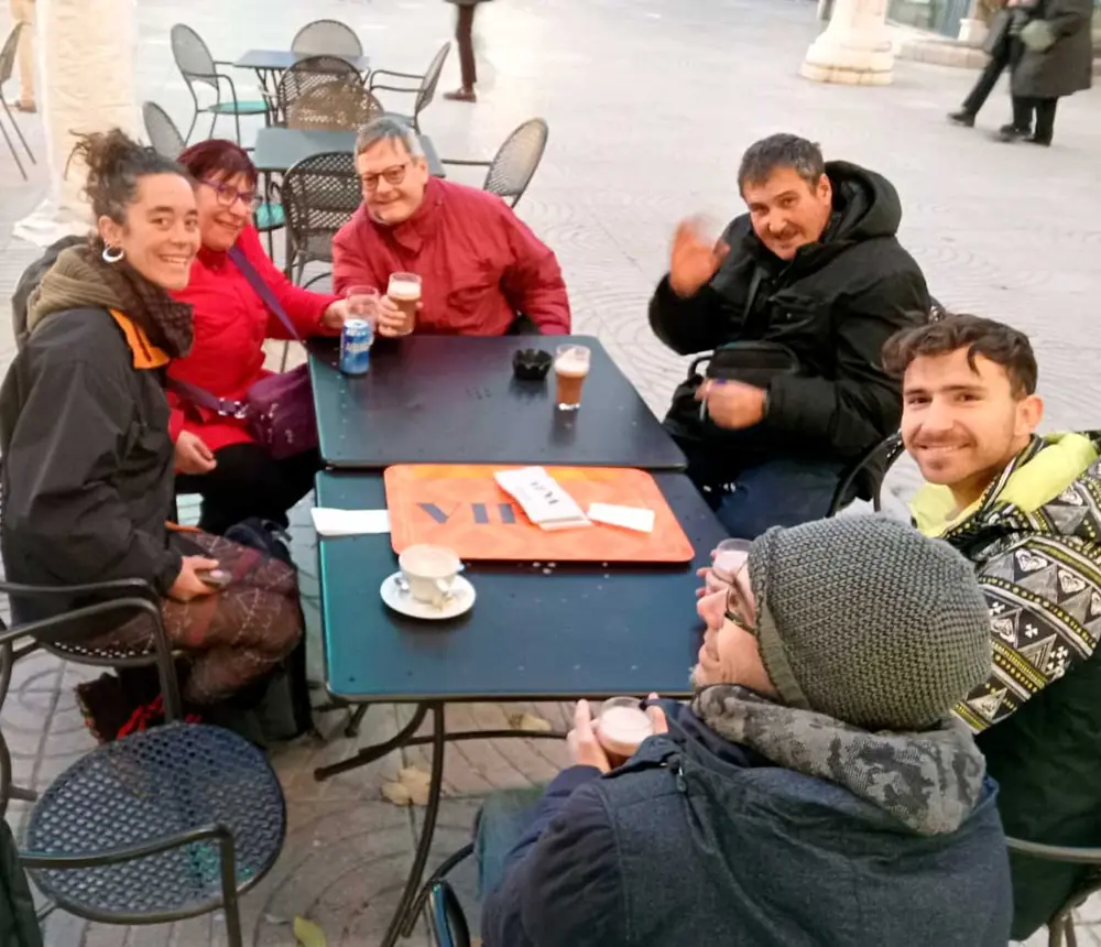 Un grup de persones prenent un cafè en una terrassa