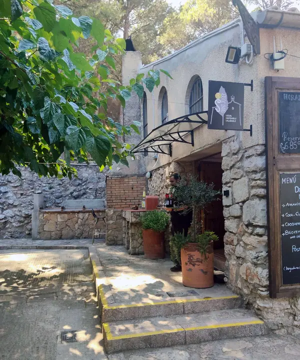 Entrada del restaurant Les 3 Esses, amb el rètol Social, Sostenible, Saludable