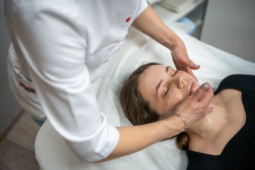 Massatge facial en una sessió de fisioteràpia