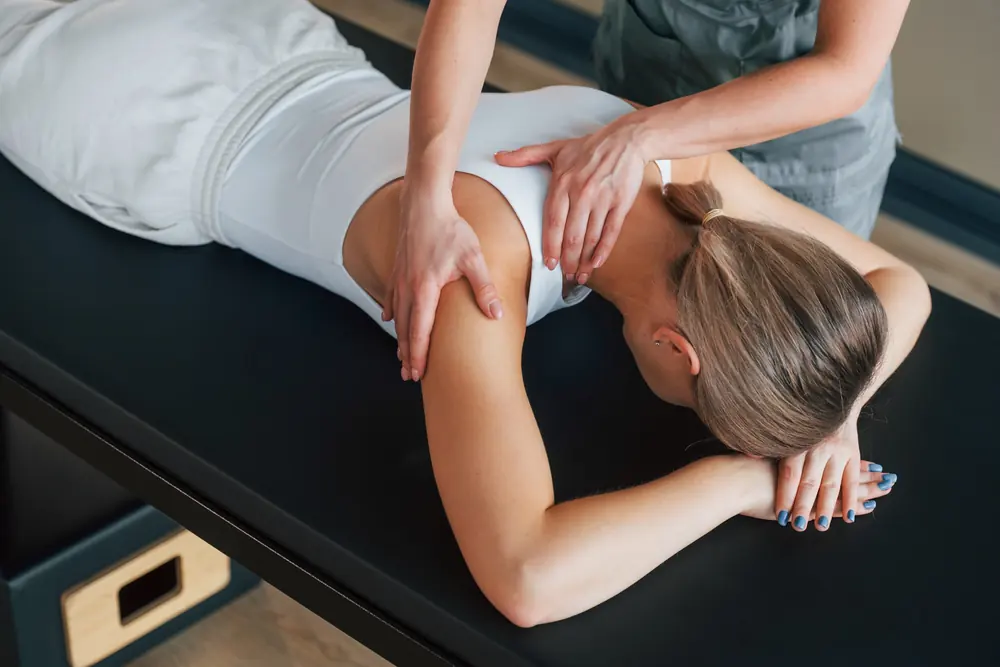 Osteopatia a l'esquena d'una pacient