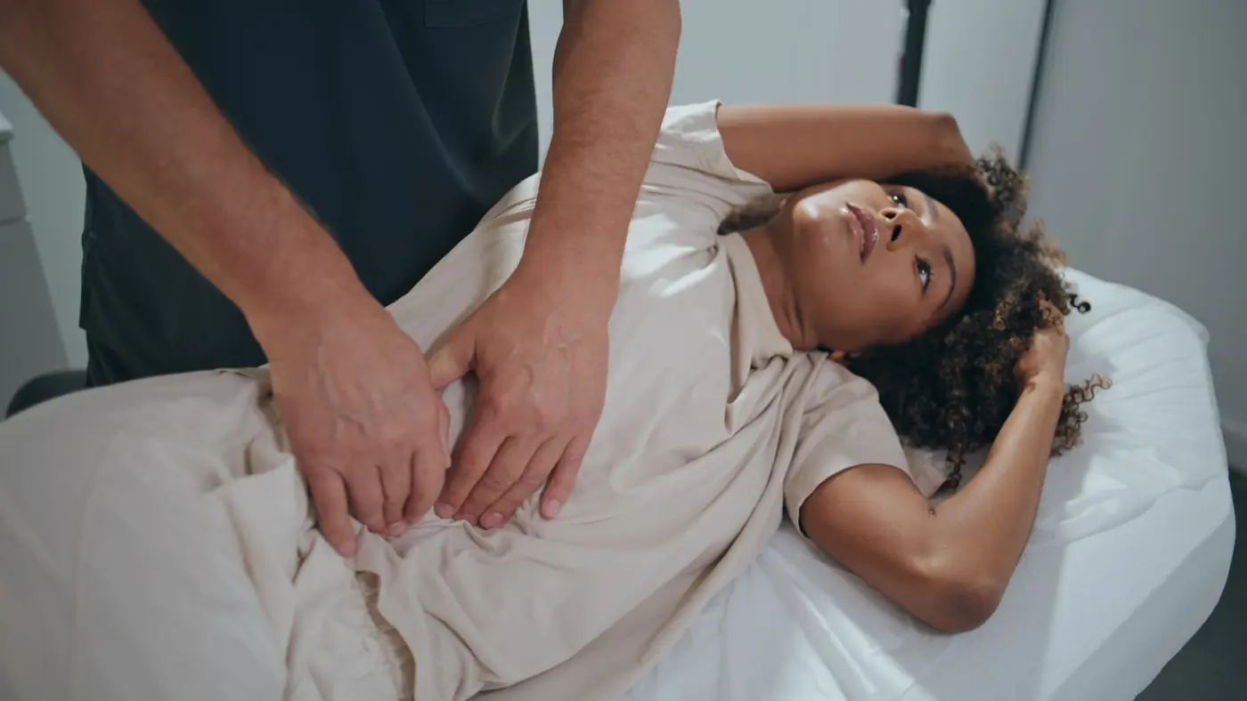 Osteopatía visceral en el estómago de una paciente