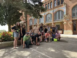 Grup de persones usuàries i professionals del Servei Prelaboral de Reus davant del Pavelló dels Distingits