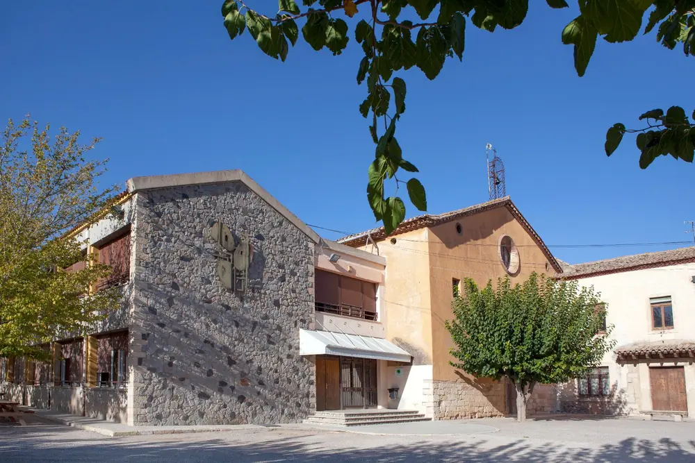 L'edifici de pedra del col·legi, amb el campanar