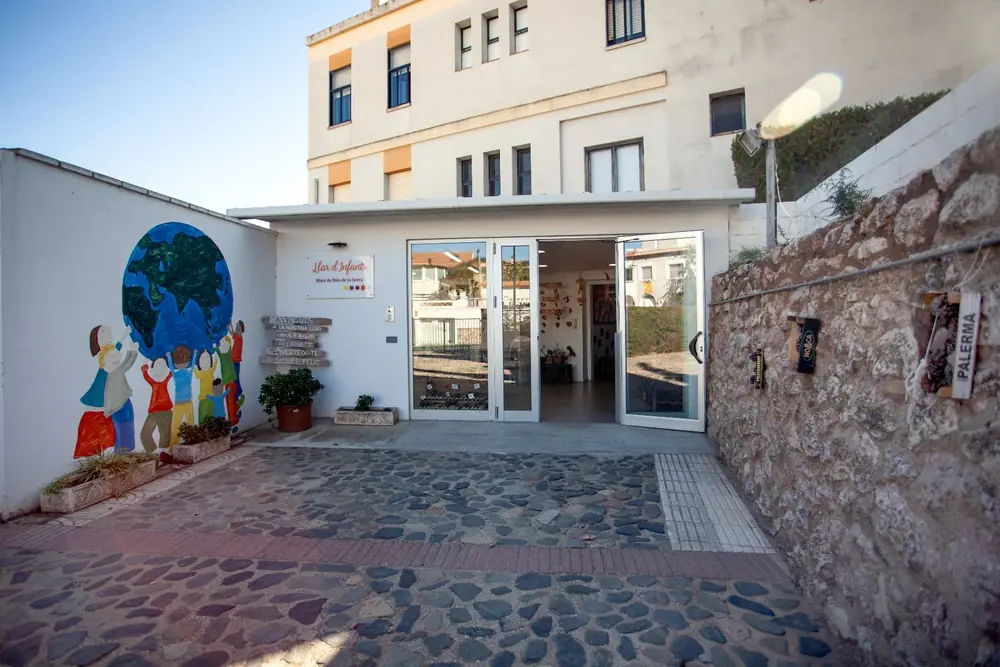 Entrada del col·legi, amb el mural del pati